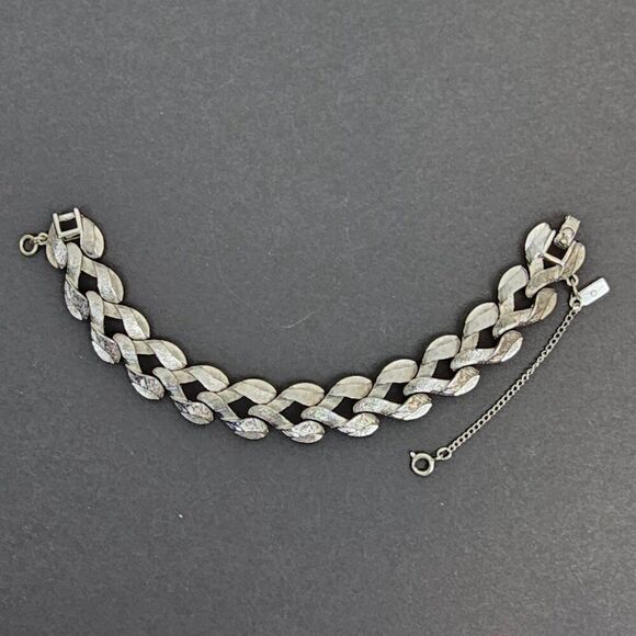 Vintage Monet Silver Tone Textured Open Heart Link Bracelet Safety Chain MCM - Picture 9 of 12